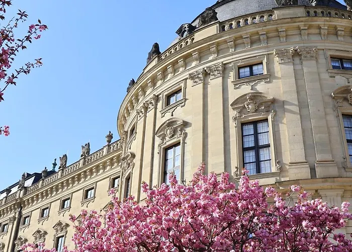 Zentrales City-apartment Mit Blick Ins Gruene 维尔茨堡